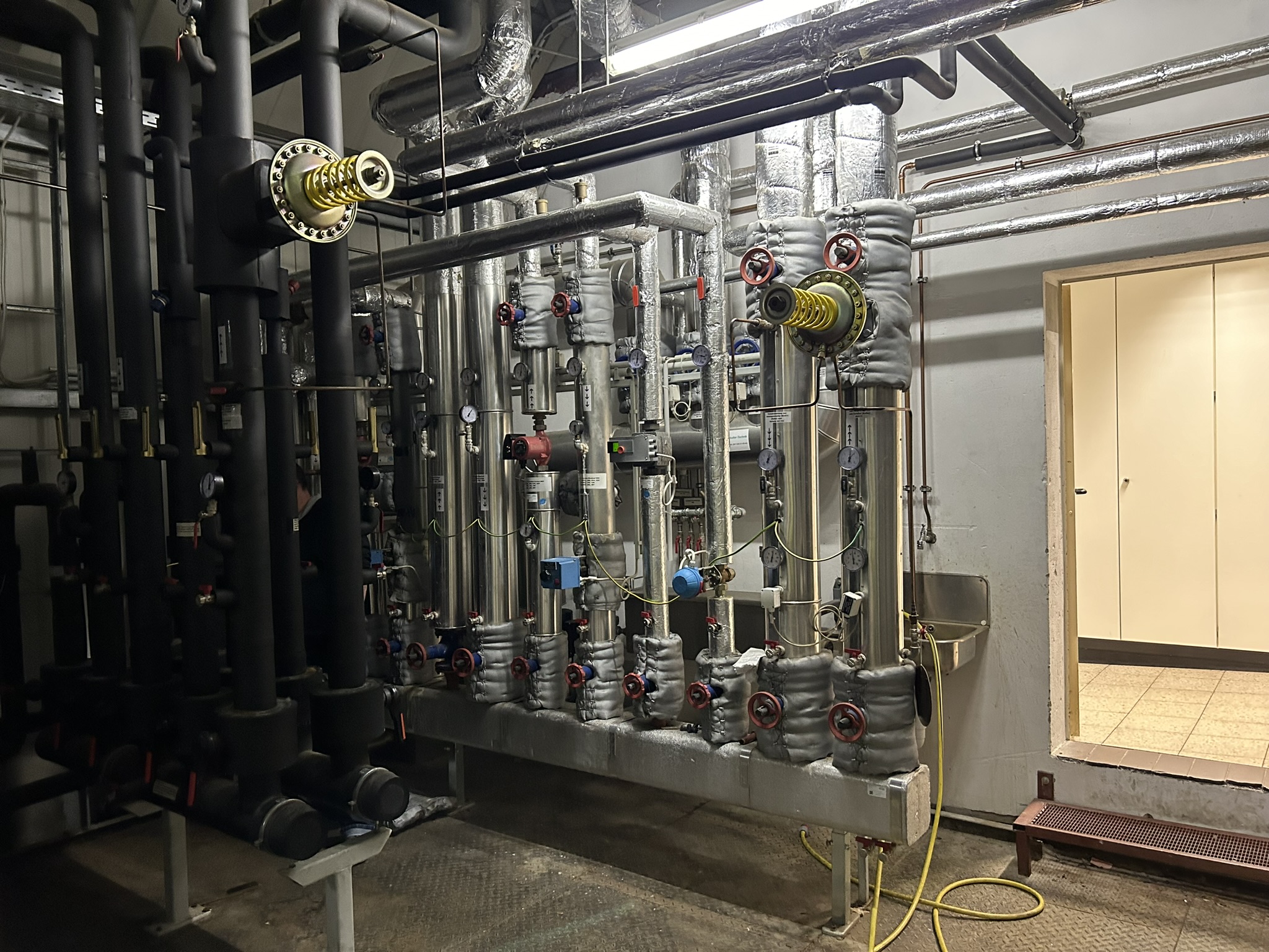 M&E mechanical plant room — pipe installation and valve systems